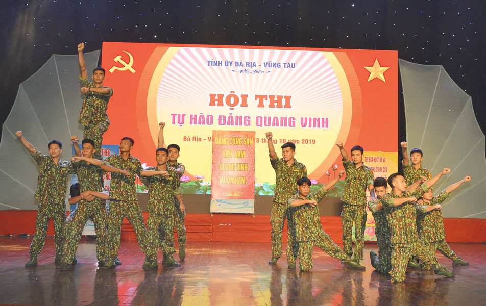 Phần thi Báo công dâng Đảng của đơn vị Đảng bộ Bộ đội Biên phòng tỉnh.
