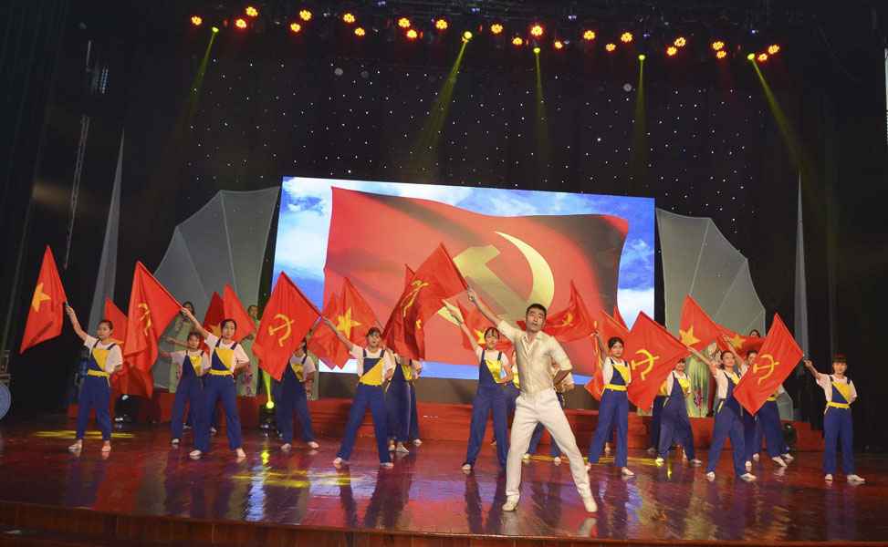 Phần thi Báo công dâng Đảng của đơn vị Đảng bộ Khối Cơ quan và Doanh nghiệp tỉnh.