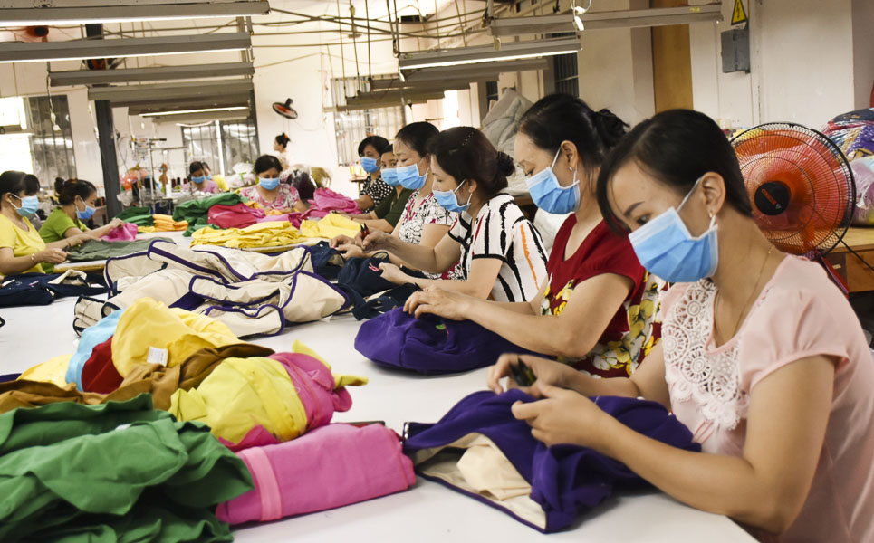 Người lao động Công ty TNHH May Thăng Long (TP.Vũng Tàu) trong giờ làm việc.