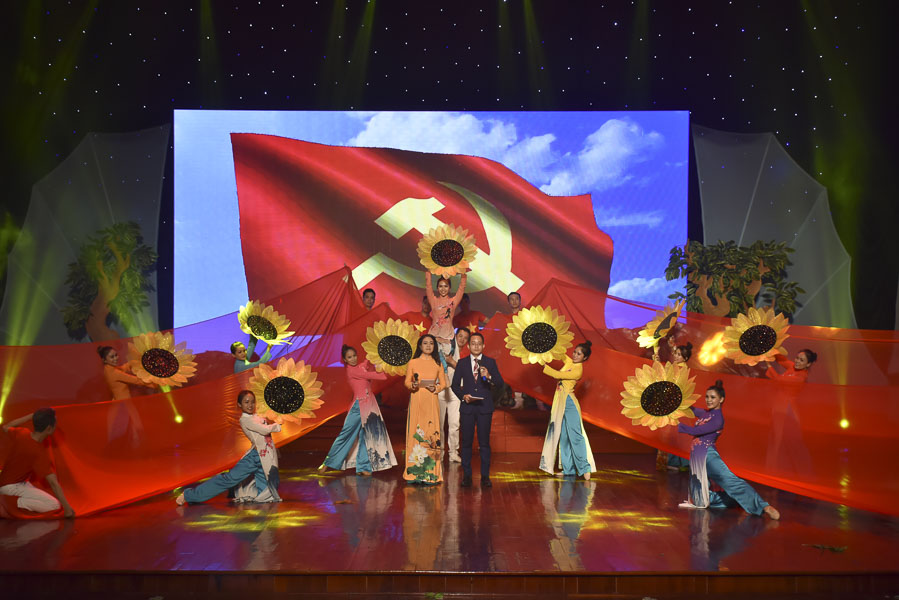 Phần thi thuyết trình Tự hào Đảng quang vinh của đội Đảng bộ Khối Cơ quan và Doanh nghiệp tỉnh.