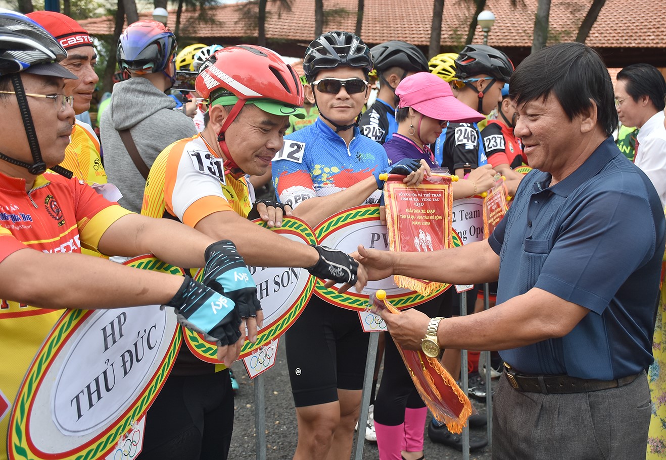 Ông Đặng Văn Cường, Giám đốc Trung tâm Huấn luyện và thi đấu TDTT tỉnh tặng cờ lưu niệm cho các đơn vị về dự giải.
