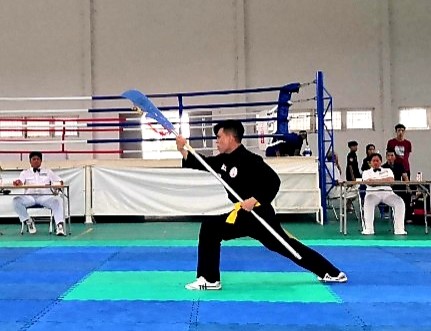 VĐV thi đấu ở nội dung quyền.