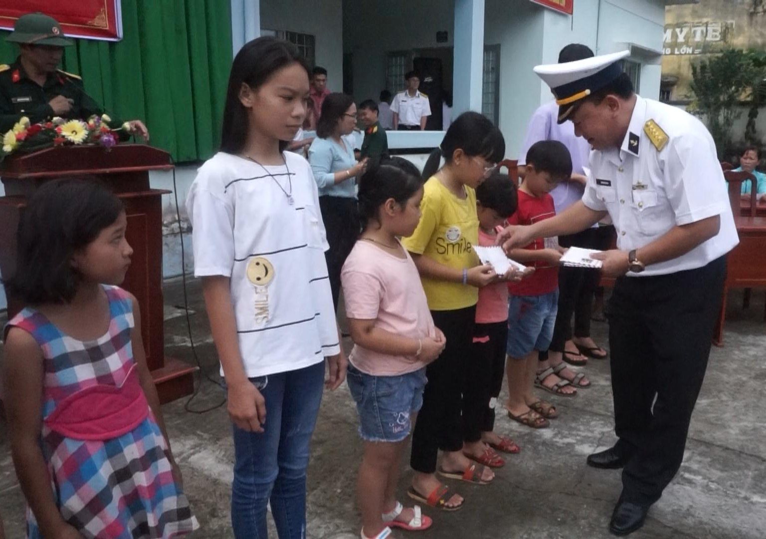 Đại diện Vùng 2 Hải quân tặng quà cho các em HS nghèo vượt khó học giỏi của xã Láng Lớn, huyện Châu Đức.