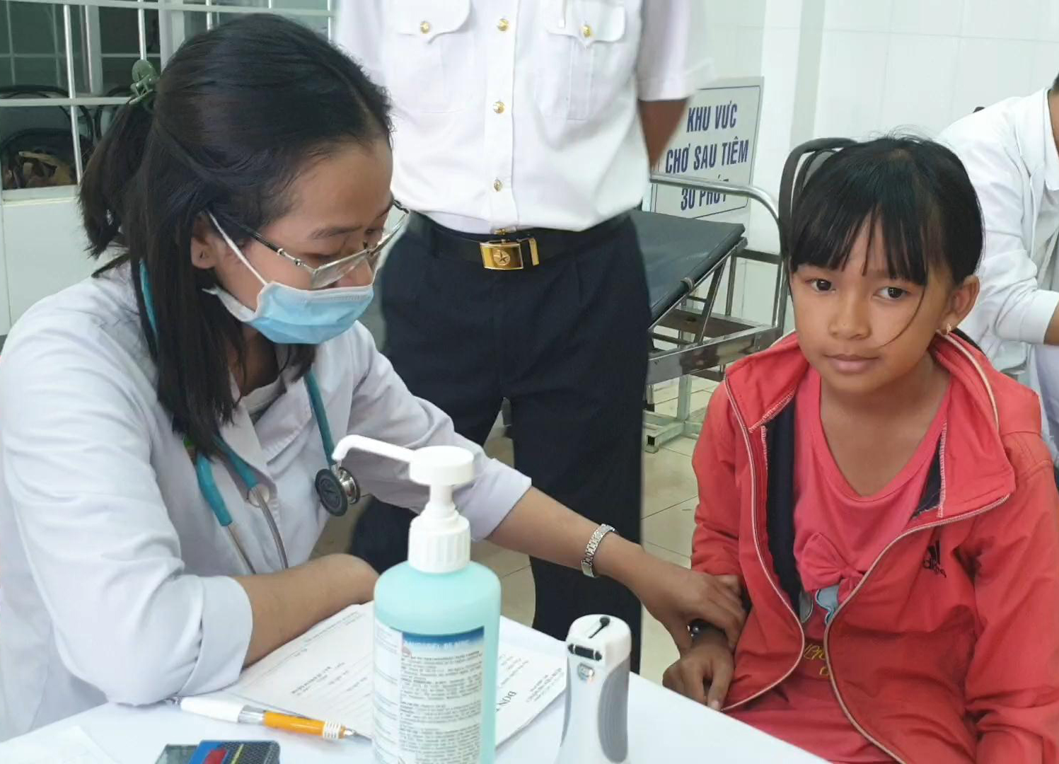 Bác sĩ Bệnh viện Nhi Đồng 2 (TP.Hồ Chí Minh) khám bệnh cho bệnh nhi có hoàn cảnh khó khăn. 