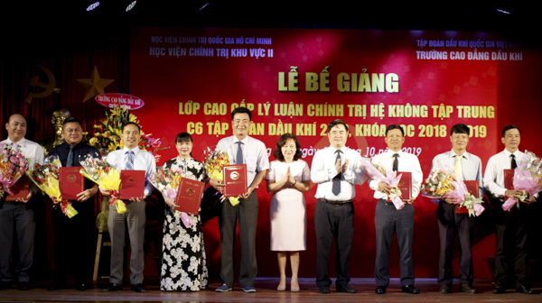 Ông  Phạm Minh Tuấn (thứ 4 từ phải qua), Giám đốc Học viện Chính trị khu vực II trao bằng tốt nghiệp cho các học viên.
