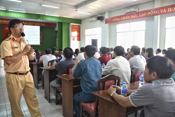 Đại diện Đội CSGT-TT Công an TP. Vũng Tàu tuyên truyền về Luật Giao thông đường bộ cho đội ngũ lái xe trên địa bàn làm dịch vụ đưa đón học sinh.