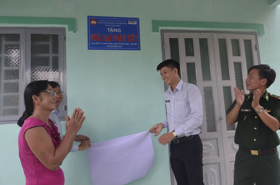 Đại diện lãnh đạo Cảng Quốc Tế Tân Cảng - Cái Mép  trao tặng ngôi nhà tình nghĩa cho gia đình chị Mã Thị Cẩm Hằng thuộc hộ cận nghèo cư trú tại phường Tân Phước, thị xã Phú Mỹ, tỉnh Bà Rịa Vũng Tàu.