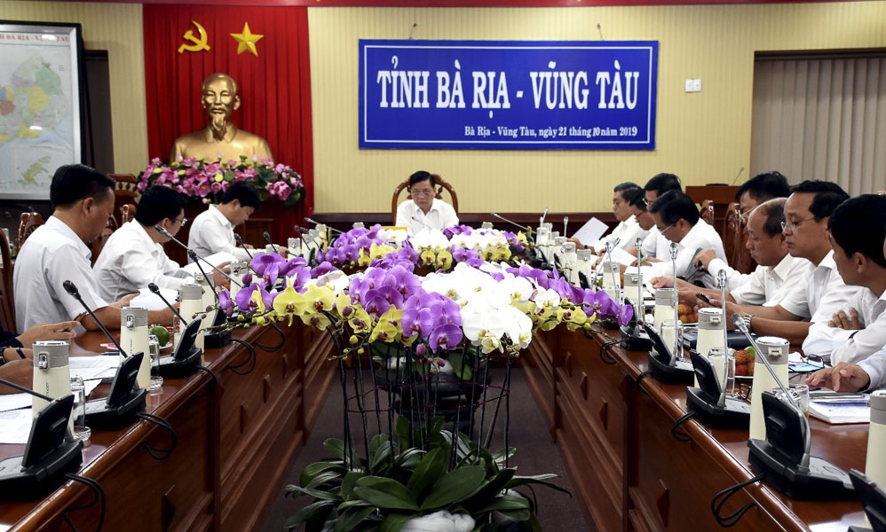 Ông Nguyễn Thành Long, Quyền Chủ tịch UBND tỉnh chủ trì cuộc họp.