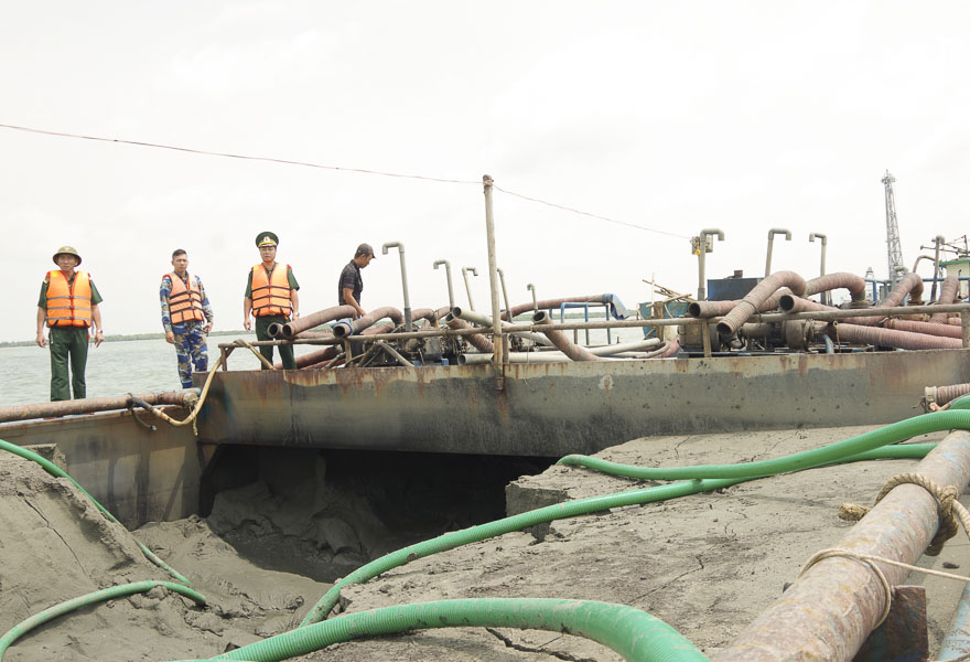 Lực lượng BĐBP tỉnh kiểm tra một phương tiện vận chuyển cát trái phép vào ngày 10/9 tại khu vực cửa biển Long Sơn, TP.Vũng Tàu.