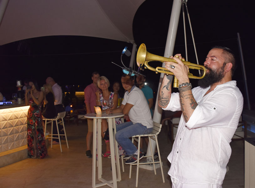 Labonita Beach Club thường tổ chức biểu diễn nghệ thuật phục vụ  du khách cuối tuần.