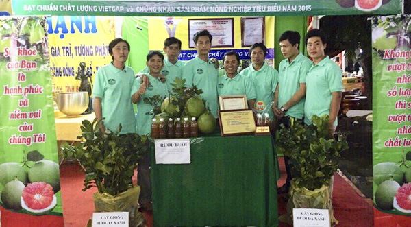Các hội viên trong Hội quán giới thiệu sản phẩm bưởi da xanh.