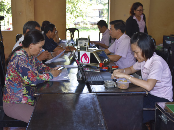 Các điểm giao dịch ngân hàng phủ rộng từ thành thị đến nông thôn, tạo điều kiện cho bà con nông dân có nhiều cơ hội, quyền lựa chọn đơn vị cung ứng vốn. Trong ảnh: Nhân dân xã Hoà Hưng, huyện Xuyên Mộc làm thủ tục vay vốn của NHCSXH. 