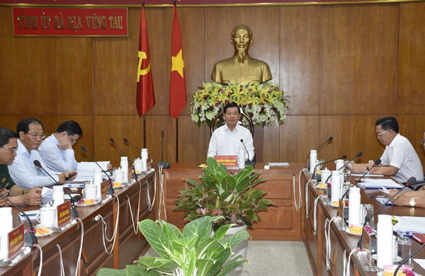 Ông Nguyễn Hồng Lĩnh, Ủy viên Trung ương Đảng, Bí thư Tỉnh ủy, Chủ tịch HĐND tỉnh chủ trì cuộc họp. Ảnh: MỸ LƯƠNG