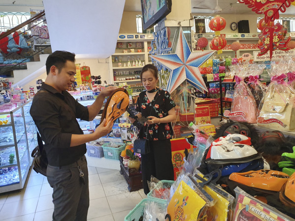 Khách mua sắm đồ trang trí Halloween tại nhà sách Nguyễn Du  (17C Nam Kỳ Khởi Nghĩa, TP.Vũng Tàu).