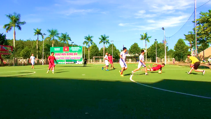 Một pha tấn công trước khung thành Đội bóng đá CB-CCVC cấp huyện.