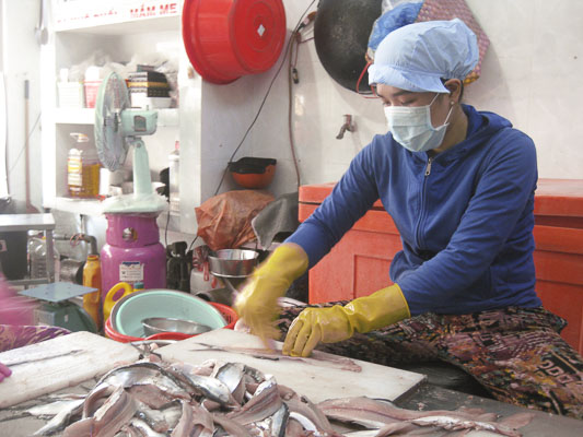 Công nhân chuẩn bị nguyên liệu cho món chả cá.