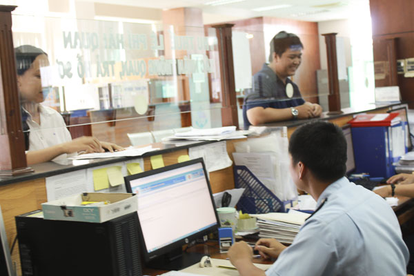 Cán bộ hải quan hỗ trợ đại lý làm thủ tục hải quan hoàn thiện tờ khai tại Chi cục Hải quan cửa khẩu cảng Cái Mép.