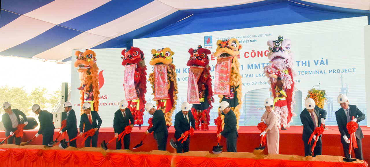 Các đại biểu thực hiện nghi thức khởi công.