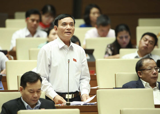 Đại biểu Quốc hội Bùi Quốc Phòng (tỉnh Thái Bình) phát biểu ý kiến.  Ảnh: DOÃN TẤN 