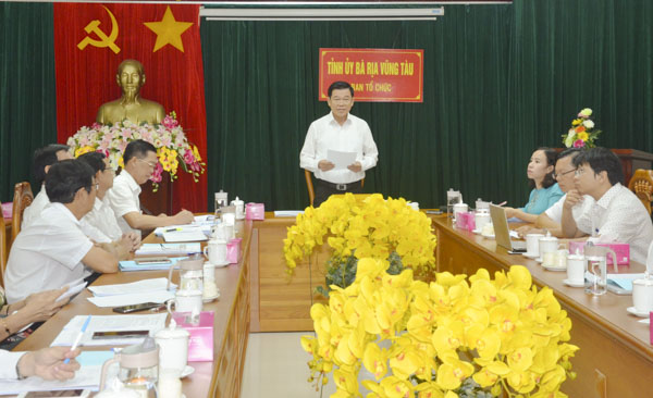 Ông Nguyễn Hồng Lĩnh, Ủy viên Trung ương Đảng, Bí thư Tỉnh ủy, Chủ tịch HĐND tỉnh phát biểu ý kiến tại hội nghị.