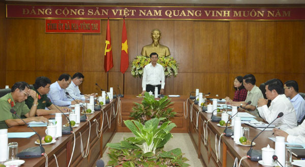 Ông Nguyễn Hồng Lĩnh, Ủy viên Trung ương Đảng, Bí thư Tỉnh ủy, Chủ tịch HĐND tỉnh phát biểu kết luận cuộc họp.