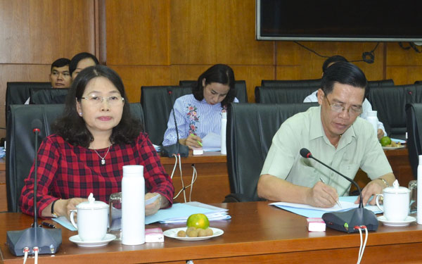 Bà Nguyễn Thị Yến, Phó Bí thư Thường trực Tỉnh ủy, Trưởng Đoàn ĐBQH tỉnh và ông Lưu Tài Đoàn, Ủy viên Ban Thường vụ, Trưởng Ban Tổ chức Tỉnh ủy dự họp.