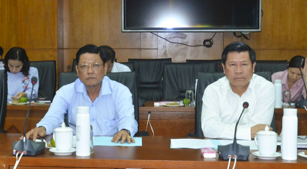 Các Ủy viên Ban Thường vụ Tỉnh ủy tham dự cuộc họp.