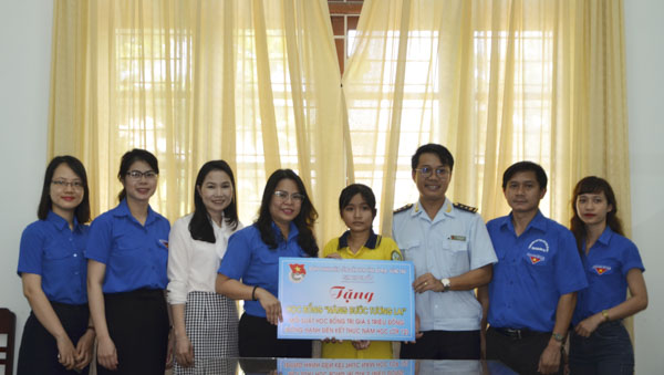 Đại diện Cụm thi đua số 5 trao học bổng “Nâng bước tương lai” cho em Lỷ Đức Bội.
