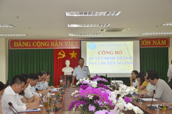 Ông Đặng Hồng Tuấn, Phó Giám đốc BHXH tỉnh công bố quyết định thanh tra đối với 54 DN nợ bảo hiểm. 