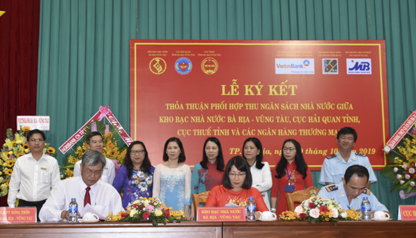 Đại diện Kho bạc Nhà nước tỉnh, Cục Hải quan tỉnh, Cục Thuế tỉnh và 3 ngân hàng ký kết thỏa thuận liên tịch phối hợp thu và ủy nhiệm thu ngân sách Nhà nước. 
