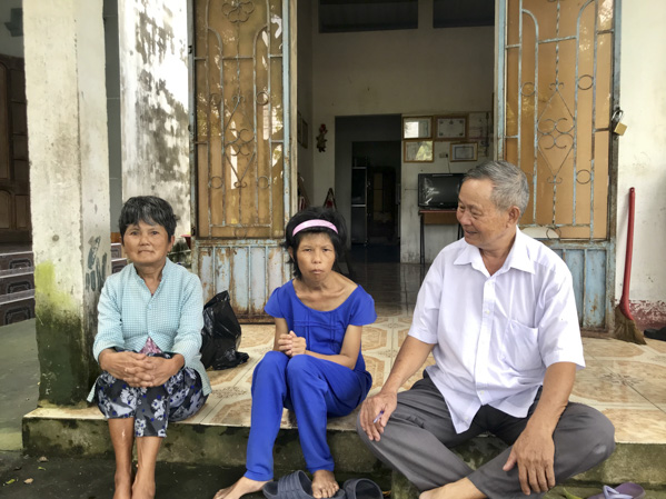 Ông Bùi Thanh Bình, cán bộ Hội Nạn nhân chất độc da cam/dioxin và Bảo trợ xã hội huyện Xuyên Mộc và hai chị em bà Hoàng Thị Thược (bìa trái), Hoàng Thị Thảnh.