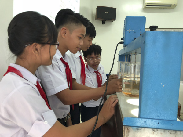 Các em học sinh trong giờ học ngoại khóa về bảo vệ nguồn nước do BWACO tổ chức.