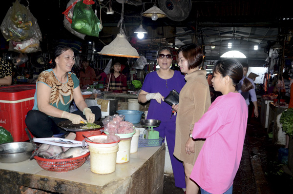 Buôn bán ế ẩm, chợ Năm Tầng đã thu hẹp diện tích gần một nửa so với ban đầu. Trong ảnh: Người dân mua sắm tại chợ Năm Tầng, TP. Vũng Tàu.