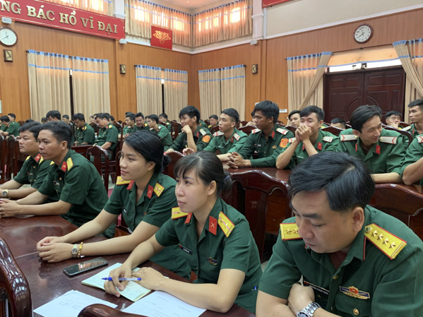 Cán bộ, đảng viên dự hội nghị thông báo kết quả Hội nghị lần th