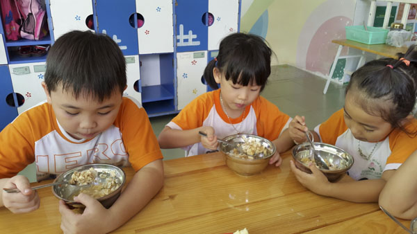 Bên cạnh các bài thuốc dân gian hỗ trợ, trẻ cần được tập thói quen ăn uống khoa học. Trong ảnh: Bữa ăn của trẻ Trường Mầm non Hương Sen (TP.Vũng Tàu). Ảnh MINH THIÊN