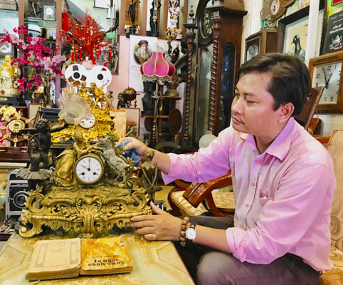 Ông Trần Duy Lập với những món đồ xưa mà anh đã kỳ công sưu tập được.