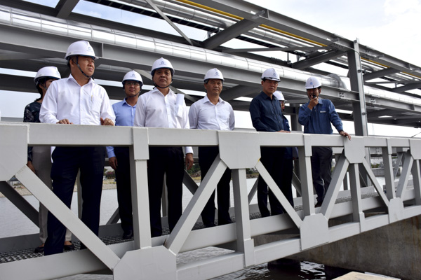 Đoàn lãnh đạo tỉnh tham quan tại khu vực dự án dự án Cảng Hyosung Vina Chemicals (TX.Phú Mỹ). Ảnh: THẢO VINH