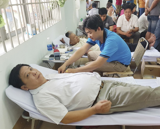Người dân huyện Châu Đức tham gia hiến máu tình nguyện sáng 31/10.