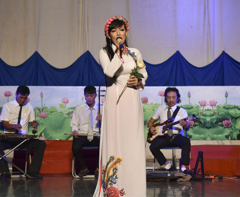 Nghệ sĩ Cát Phượng (Trung tâm Văn hóa-Nghệ thuật tỉnh) biểu diễn tiết mục “Chị Võ Thị Sáu”.
