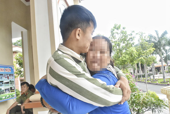 Phạm nhân Nguyễn Hoàng Khánh (SN 1995, tỉnh Kiên Giang) mừng rỡ trong ngày gặp lại mẹ.