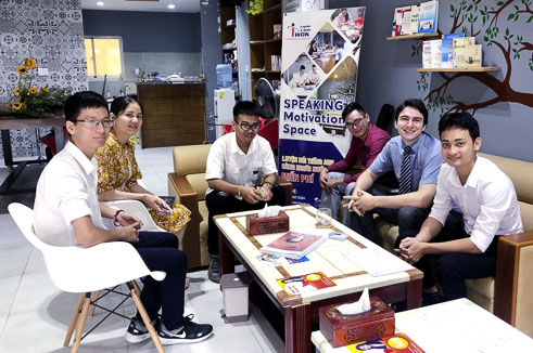 Việc phát âm chuẩn tiếng Anh sẽ giúp bạn tự tin giao tiếp với người người ngoài.