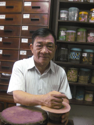 Lương y Ngô Tín Cường bào chế thuốc Bắc.