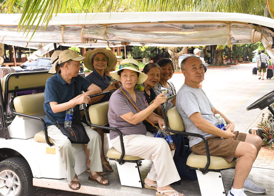 Du khách cao tuổi tại Hương Phong-Hồ Cốc Beach Resort ngày 30/10.