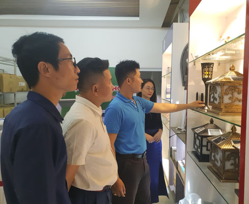 Khách hàng tham quan, tìm hiểu sản phẩm đèn Tuvaco tại showroom.