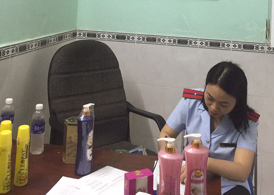 Lực lượng kiểm tra liên ngành kiểm tra hoạt động bán hàng mỹ phẩm theo phương thức đa cấp tại cơ sở của DN trên địa bàn tỉnh.