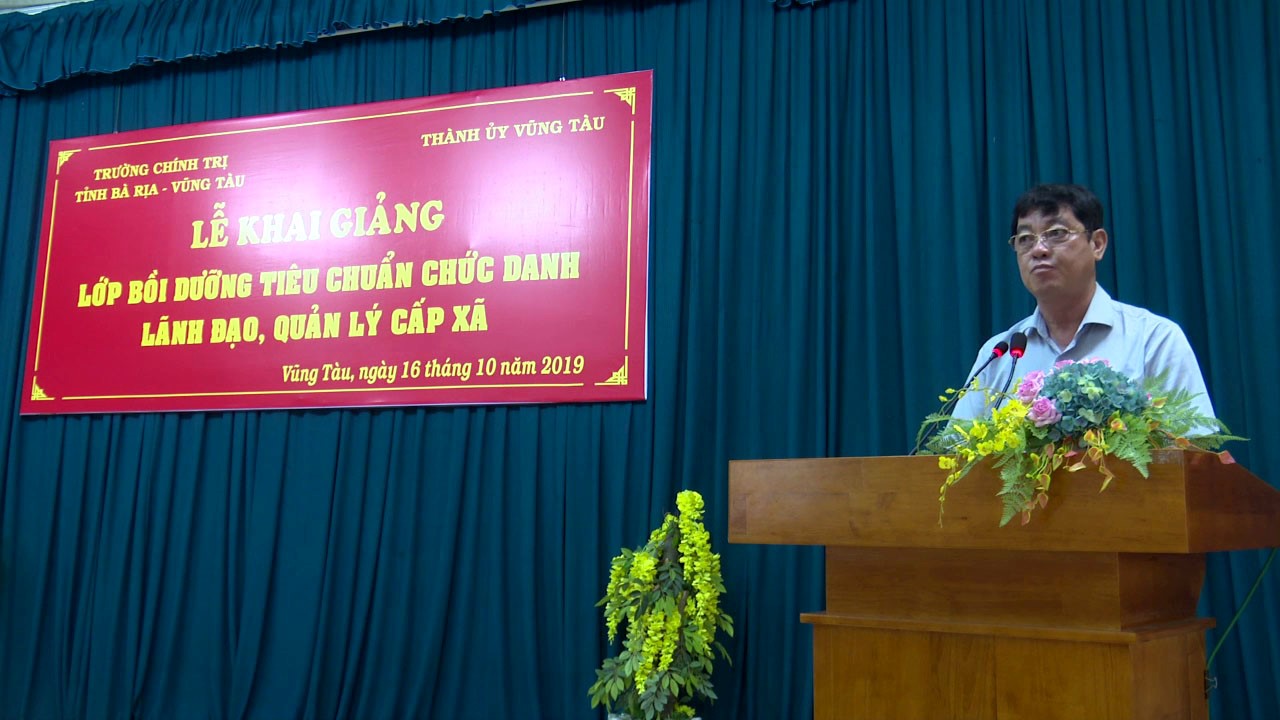 Ông Trần Đình Khoa, Ủy viên Ban Thường vụ Tinhr ủy, Bí thư Thành ủy Vũng Tàu phát biểu tại lễ khai giảng.