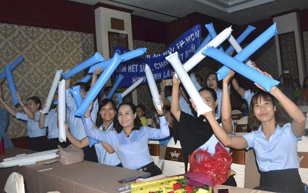 Cổ động viên cổ vũ nhiệt tình cho các đội tại hội thi.