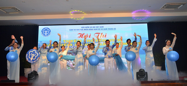 Tiết mục ca múa liên khúc “Tự nguyện-Khát vọng” của Đội BHXH TP.Hồ Chí Minh.