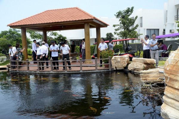 Đoàn khảo sát của Sở Du lịch, các công ty lữ hành và huyện Đất Đỏ tham quan khu trồng rau thủy canh của Công ty CP Nông nghiệp sạch Sao Mai (xã Long Mỹ, huyện Đất Đỏ).