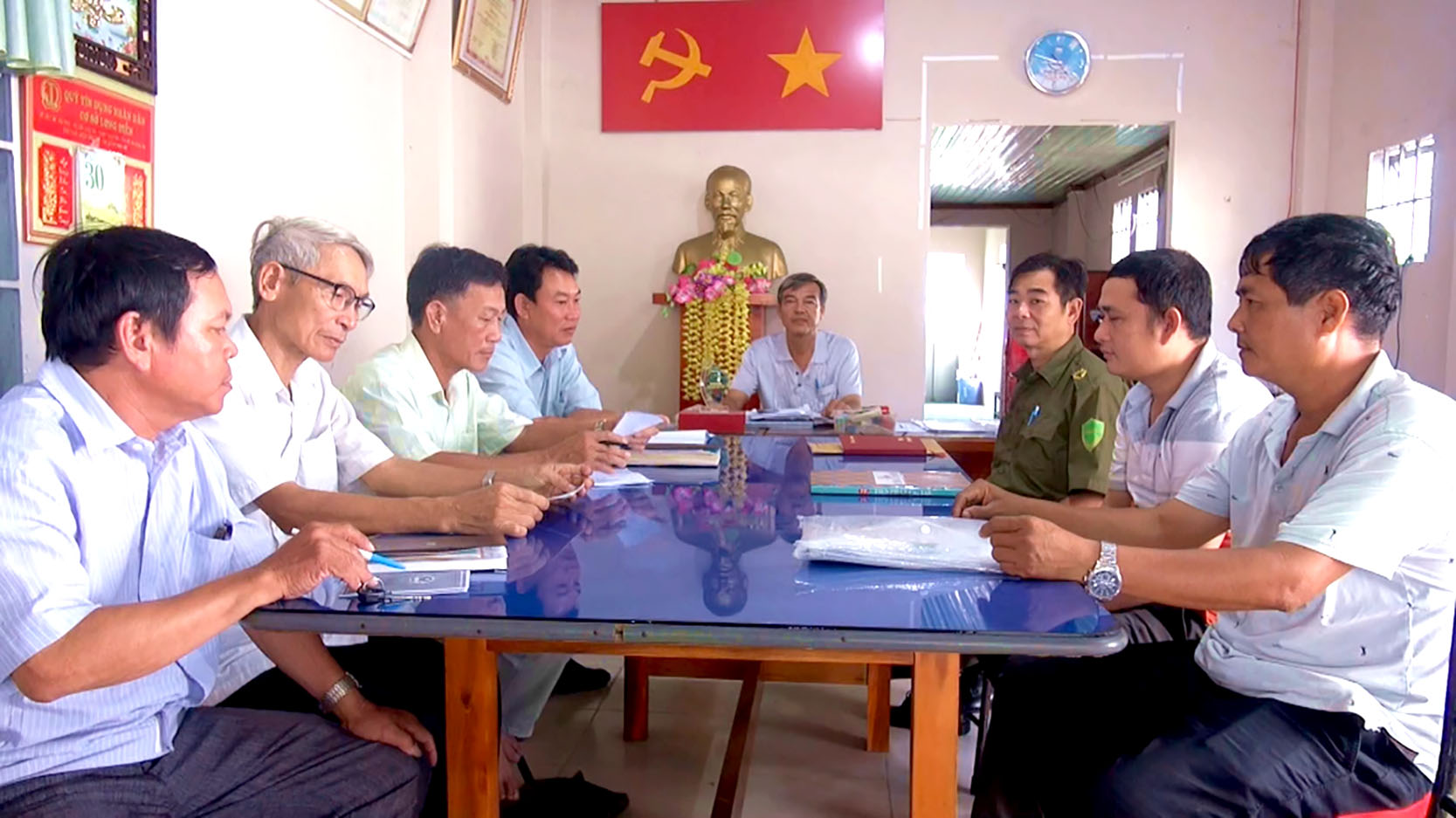 Chi bộ, Ban ấp Phước Lâm, xã Phước Hưng họp phân công từng phần việc cụ thể cho các đảng viên để triển khai thực hiện mô hình “Ánh đèn sáng tỏ, ngõ hẻm an toàn”.